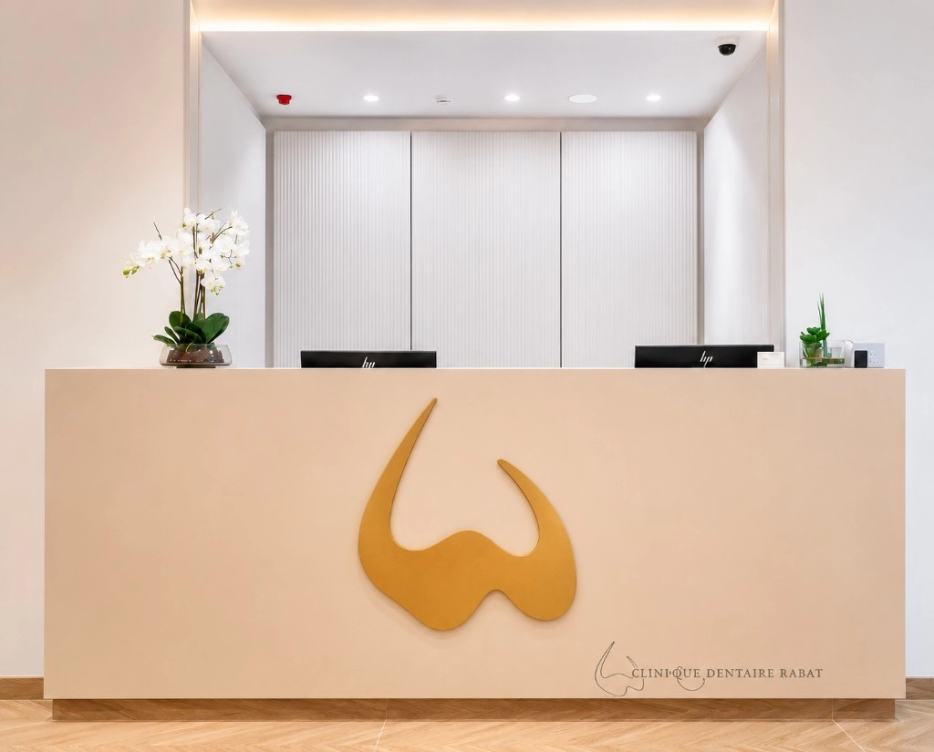 Intérieur premium de la Clinique Dentaire Rabat Ville — réception et espace d'attente